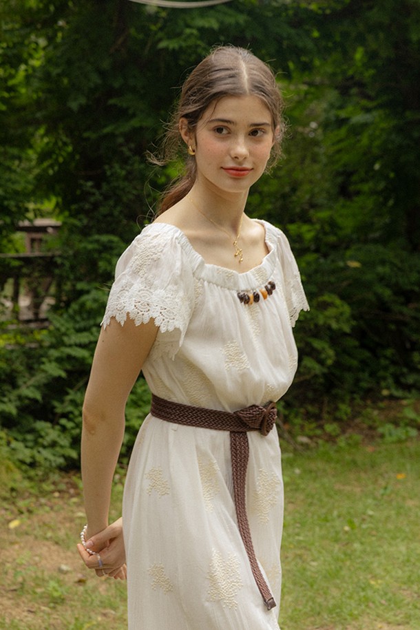 여름날 우아함을 선사할 Summer garden dress_WHITE입니다. 부드러운 레이온, 린넨, 면 혼방 소재로 제작되어 시원하고 편안한 착용감을 자랑하며, A라인의 티어드 치마는 여성스러운 실루엣을 연출합니다. 스퀘어넥, 반소매 디자인에 얇은 두께감으로 시원함을 더하고, 벨트와 어깨 밴딩, 안감 처리로 편의성과 실용성을 높인 루즈핏 원피스입니다.
