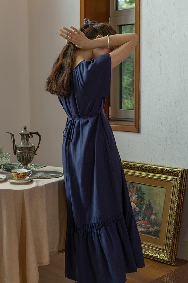 부드러운 촉감의 라이오셀, 나일론, 린넨 혼방 소재로 제작된 네이비 컬러의 루즈핏 여성용 원피스입니다. 라운드넥에 반소매 디자인으로, 봄, 여름에 시원하게 착용하기 좋습니다. A라인 핏과 티어드 치마 타입, 무지 패턴이 우아하고 엘레강스한 분위기를 연출하며, 벨트가 포함되어 있어 다양한 스타일링이 가능합니다.
