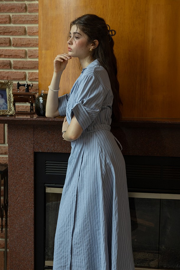 시원한 블루 컬러의 브이넥 스트라이프 반소매 원피스입니다. 면, 폴리에스테르, 나일론 혼방 소재로 제작되어 부드러운 촉감과 얇은 두께감으로 봄, 여름에 시원하게 착용하기 좋습니다. A라인 플레어 스커트에 루즈핏으로 편안함을 더했으며, 가슴 부분 히든 버튼과 허리 조절 끈으로 스타일을 살릴 수 있습니다.
