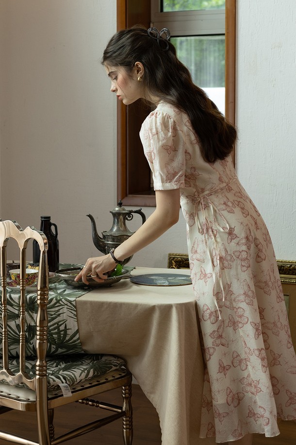 아이보리 컬러의 클래식 버터플라이 드레스는 여성스러운 실루엣을 연출하는 A라인 플레어 원피스입니다. LYOCELL과 POLYAMIDE 혼방 소재로 제작되어 부드러운 촉감과 편안한 착용감을 선사하며, V넥 디자인과 반소매 기장이 특징입니다. 허리 조절 가능하며, 가슴 부분 히든 버튼과 안감이 있어 더욱 섬세하고 우아한 스타일을 완성합니다.
