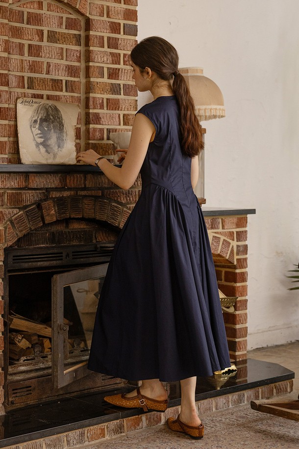 세련된 무드의 네이비 컬러 V넥 민소매 롱 원피스입니다. 면, 나일론, 텐셀 혼방 소재로 제작되어 부드러운 촉감과 편안한 착용감을 선사하며, 봄, 여름 시즌에 즐겨 입기 좋습니다. 우아한 A라인 핏과 뒷지퍼 디테일로 여성스러운 실루엣을 강조하며, 클래식한 스타일을 연출합니다.
