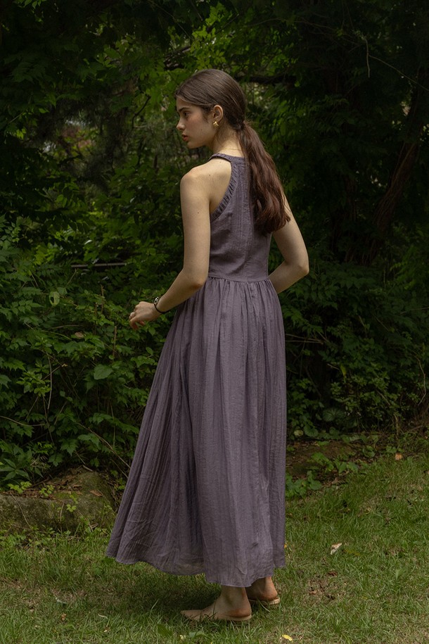 세련된 실루엣을 연출하는 Elegant sleeveless dress_PURPLE입니다. 부드러운 Viscose와 나일론 혼방 소재로 제작되어 봄, 여름 시즌에 시원하고 편안하게 착용할 수 있습니다. 홀터넥 디자인과 롱 기장, 백 지퍼 클로징 디테일이 우아한 분위기를 더하며, 안감 처리가 되어 비침 걱정 없이 착용 가능합니다.
