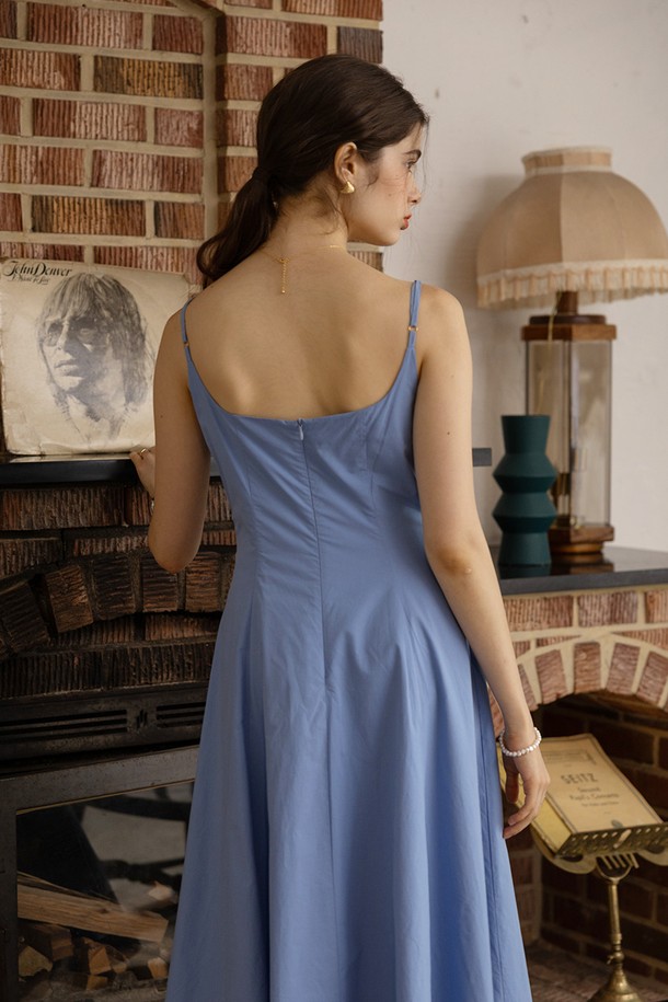 시원한 블루 컬러의 튜브 원피스입니다. 부드러운 면 소재로 제작되어 봄, 여름에 시원하게 착용할 수 있으며, A라인 플레어 스커트와 루즈핏으로 편안한 착용감을 선사합니다. 어깨끈 조절이 가능하고 뒷면 지퍼와 내부 안감이 있어 더욱 편안하고 우아하게 연출할 수 있습니다.
