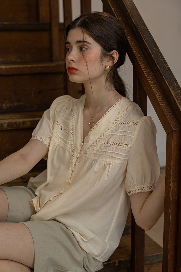 세련된 V넥 디자인과 가슴 플리츠 디테일이 돋보이는 옐로우 컬러의 여성 반소매 셔츠입니다. 린넨과 면 혼방 소재로 제작되어 봄, 여름 시즌 시원하고 편안하게 착용 가능하며, 레귤러 핏으로 우아하고 클래식한 스타일을 연출합니다. 버튼 여밈으로 간편하게 입고 벗을 수 있으며, 데일리룩에 포인트를 더해줄 아이템입니다.
