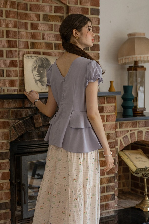 여성용 바이올렛 여름 티셔츠입니다. 부드러운 면과 레이온 혼방 소재로 제작되었으며, 은은한 도트와 플라워 패턴이 돋보이는 레귤러핏 크롭 티셔츠입니다. 라운드넥과 반소매 디자인으로, 우아하고 스위트한 무드를 연출하며 뒷면 지퍼 디테일로 포인트를 더했습니다.
