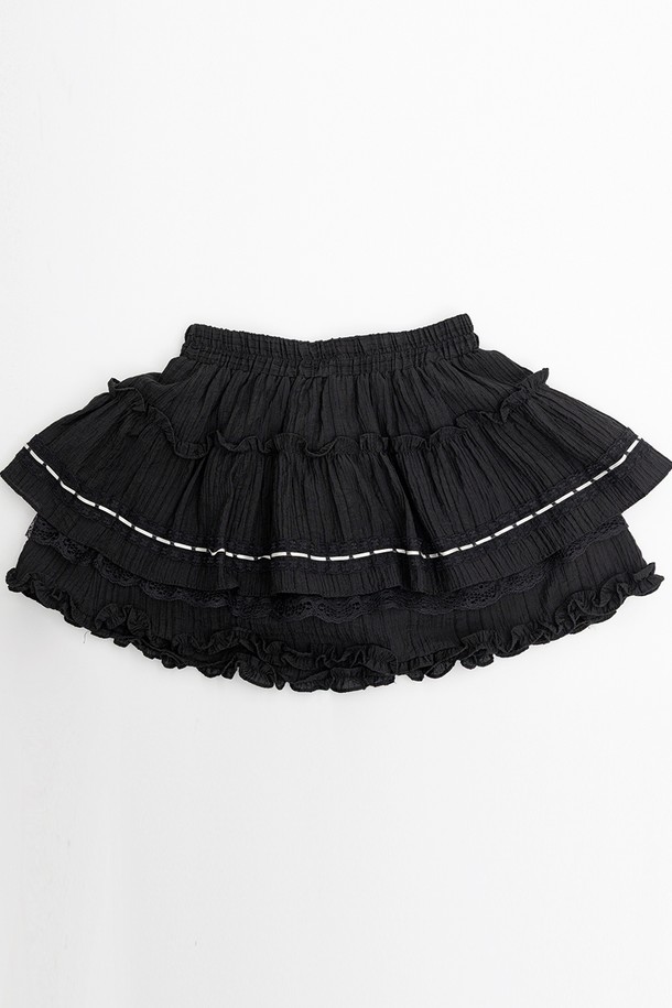 메쉬 레이어 스커트(2color)는 부드러운 촉감의 폴리에스테르 소재로 제작되어 봄, 여름 시즌에 시원하게 착용하기 좋습니다. 아이보리(IVORY)와 블랙(BLACK) 두 가지 색상으로 출시되었으며, 여성스러운 A라인 핏과 레이어드 디자인이 특징입니다. 이너 쇼츠가 일체형으로 편안함을 더하고, 허리 밴딩으로 활동성을 높였습니다. 데이트룩, 카페룩, 쇼핑룩 등 로맨틱, 미니멀, 걸리시한 스타일을 연출하기에 적합합니다.
