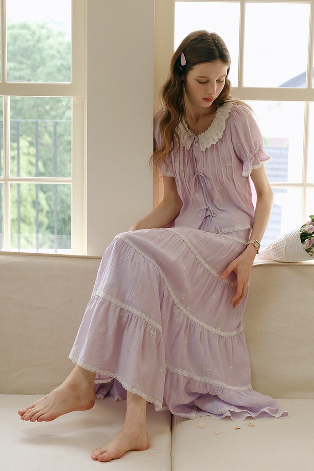 라벤더 자수 밴딩 스커트는 부드러운 비스코스와 나일론 혼방 소재로 제작되어 은은한 광택과 편안한 착용감을 선사합니다. 우아하고 로맨틱한 무드를 연출하며, A라인 핏과 밴딩 허리 디자인으로 편안함과 여성스러운 실루엣을 동시에 강조합니다. 자수 디테일이 더해져 더욱 섬세하고 세련된 분위기를 자아내며, 안감 처리가 되어 비침 걱정 없이 즐길 수 있습니다. 데이트룩, 카페룩, 모임룩 등 다양한 TPO에 활용 가능하며, 클래식, 로맨틱, 미니멀 스타일을 즐겨 입는 여성분들께 추천합니다. 총 기장 83cm로, 레귤러 핏을 선사합니다.
