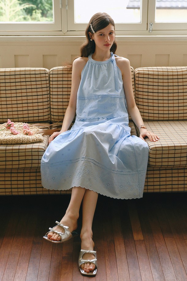 **코튼 자수 밴딩 스커트**

부드러운 면 소재로 제작된 코튼 자수 밴딩 스커트는 여름철 우아하면서도 편안한 스타일을 연출합니다. 허리 밴딩과 루즈핏으로 편안한 착용감을 선사하며, 롱 기장과 A라인 핏이 여성스러운 실루엣을 완성합니다. 

은은한 블루 컬러에 섬세한 자수 디테일이 더해져 캐주얼하면서도 로맨틱한 무드를 자아냅니다. 데이트룩, 여행룩, 휴가룩 등 다양한 TPO에 활용 가능하며, 캐주얼, 클래식, 로맨틱 스타일을 모두 소화할 수 있습니다. 안감이 있어 비침 걱정 없이 즐길 수 있습니다.
