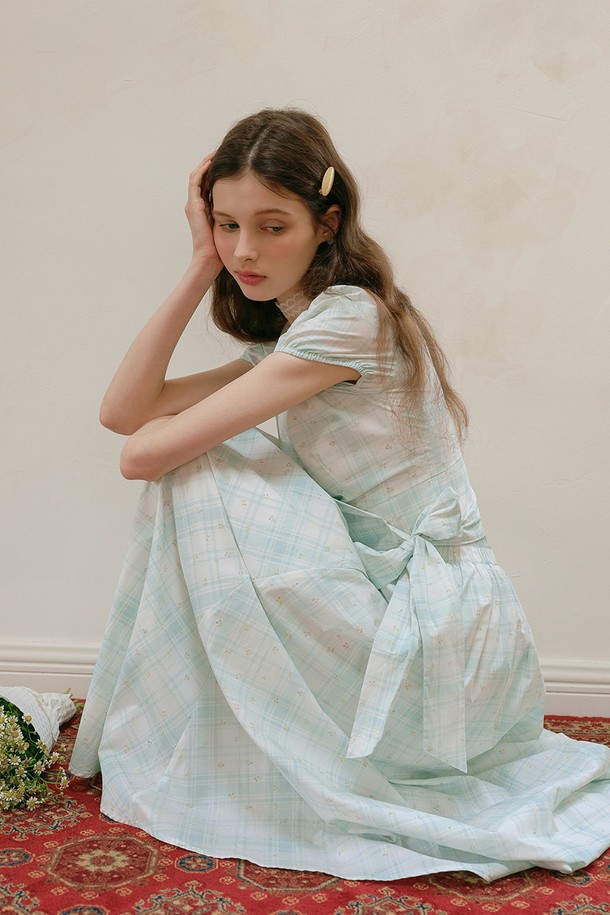 플레드 플로럴 하프 밴딩 스커트입니다. 라이트 블루 컬러의 플라워 체크 패턴이 로맨틱하고 스위트한 무드를 자아냅니다. 데일리룩과 캐주얼룩에 활용하기 좋으며, 데이트룩이나 카페룩에 매치하여 여성스러운 스타일을 연출할 수 있습니다. A라인 핏과 플레어 디자인으로 다리가 길어 보이는 효과를 주며, 하프 밴딩 타입으로 편안하게 착용 가능합니다. 이너 라이닝이 포함되어 있으며 밴딩 디테일로 활동성을 더했습니다.
