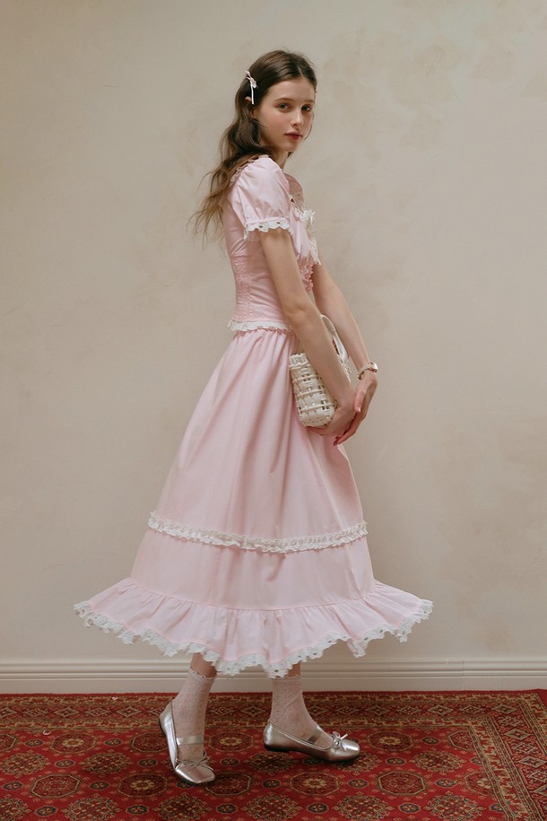 러블리 러플 피쉬테일 스커트는 여성스러운 매력을 극대화하는 아이템입니다. 부드러운 면과 폴리에스테르 혼방 소재로 제작되어 편안한 착용감을 선사하며, 은은한 핑크 컬러가 로맨틱한 분위기를 자아냅니다. 허리는 밴딩 처리되어 있어 안정적인 핏을 제공하며, 러플 디테일과 프릴 장식이 여성스러움을 더합니다. 머메이드 라인의 피쉬테일 스커트로 데이트룩, 카페룩, 모임룩 등 다양한 TPO에 활용 가능하며, 로맨틱, 클래식, 미니멀 스타일을 연출하기 좋습니다.
