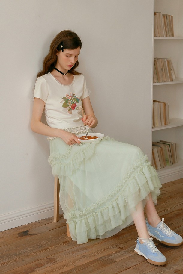 Puffy mesh layer ruffle skirt (퍼피 메쉬 레이어 러플 스커트)는 여성스러운 매력을 극대화하는 스커트입니다. 부드러운 폴리에스테르 소재와 안감으로 편안한 착용감을 선사하며, 통기성이 좋은 여름용으로 제작되었습니다. 민트 색상과 메쉬 레이어드, 러플 디테일이 어우러져 우아하고 로맨틱한 무드를 연출합니다. 데이트룩, 카페룩, 휴가룩 등 다양한 TPO에 활용할 수 있으며 FREE 사이즈로 폭넓은 체형에 적합합니다. 걸리시, 로맨틱, 리조트 스타일을 즐겨 입는 분들께 추천합니다.
