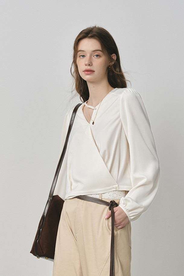 아이보리 컬러의 디자인 컷아웃 블라우스입니다. 봄, 여름 시즌에 어울리는 얇은 두께감의 레귤러핏 긴소매 블라우스로, 부드러운 촉감의 폴리에스테르와 스판덱스 혼방 소재로 제작되었습니다. 브이넥 디자인과 컷아웃 디테일이 미니멀하면서도 시크한 무드를 연출하며, 데이트룩, 카페룩, 모임룩 등 다양한 TPO에 활용하기 좋습니다. 무지 디자인으로 어떤 스타일에도 쉽게 매치할 수 있어 활용도가 높습니다.
