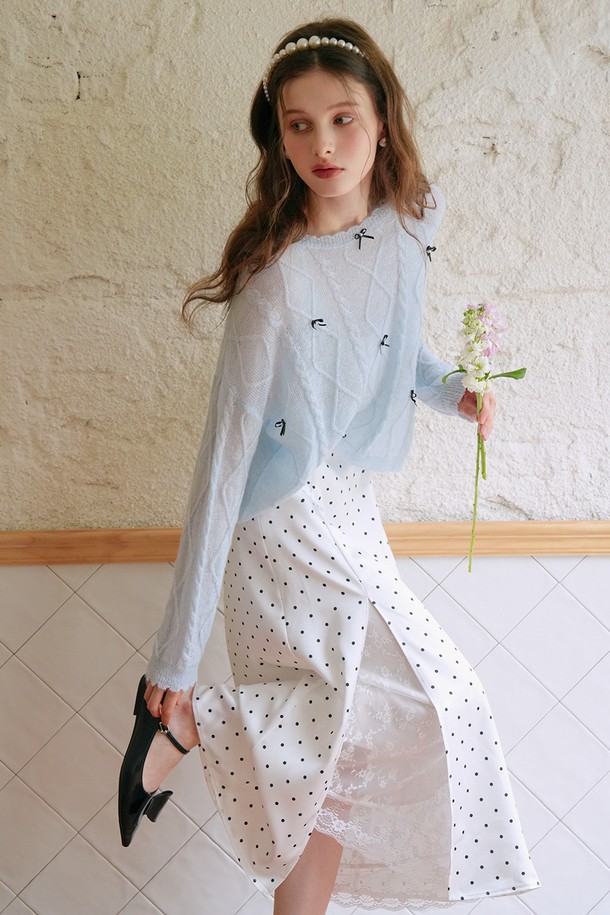 폴카 도트 레이스 레이어드 스커트는 로맨틱하고 우아한 스타일을 연출하는 여성용 스커트입니다. 얇고 부드러운 폴리에스테르 소재로 제작되어 여름에 시원하게 착용 가능하며, A라인 핏에 레이어드 디자인과 도트 & 레이스 패턴이 특징입니다. 총 85cm 기장으로, 데이트룩, 카페룩, 쇼핑룩 등 다양한 TPO에 활용하기 좋습니다. 클래식하면서도 미니멀한 스타일을 선호하는 분들께 추천합니다. 화이트 컬러의 이 스커트는 당신의 옷장에 여성스러움을 더할 것입니다.
