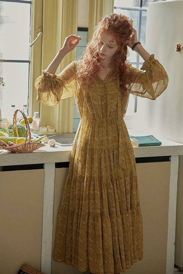 클래식 플로럴 케이크 드레스는 로맨틱한 분위기를 자아내는 여성용 원피스입니다. 옐로우 컬러 바탕에 스트라이프와 플라워 패턴이 어우러져 화사함을 더하며, 봄, 여름 계절에 잘 어울립니다. 긴 소매와 루즈핏 디자인으로 편안한 착용감을 선사하며, 조절 가능한 넥 스트링과 내부 안감이 있어 실용성을 높였습니다. 데이트룩, 카페룩, 봄 소풍룩 등 다양한 TPO에 맞춰 로맨틱, 클래식, 걸리시 스타일을 연출해보세요. 티어드 치마 디자인이 사랑스러운 실루엣을 완성합니다.
