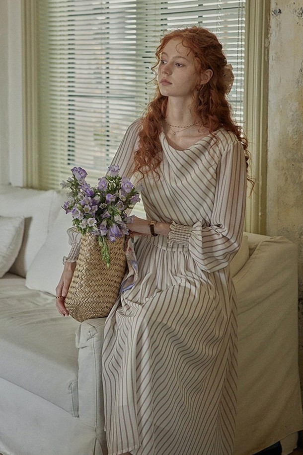 아이보리 컬러의 스트라이프 리본 퍼프 소매 원피스입니다. 부드러운 폴리에스테르 소재로 제작되어 편안한 착용감을 선사하며, A라인 플레어 스커트가 여성스러운 실루엣을 연출합니다. 라운드넥 디자인에 긴 소매와 허리 조절이 가능한 스트랩, 퍼프 소매 디테일이 더해져 우아하고 클래식한 분위기를 자아냅니다. 데이트룩, 카페룩, 모임룩 등 다양한 TPO에 활용 가능하며, 로맨틱, 미니멀 스타일을 선호하는 분들께 추천합니다. 안감이 있어 비침 걱정 없이 플로잉 실루엣을 즐길 수 있습니다.
