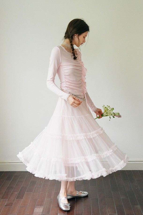 페어리 메쉬 밴딩 스커트는 우아한 무드를 연출하는 여성용 메쉬 스커트입니다. 핑크 색상의 A라인 핏으로, 여름철 데이트룩, 카페룩, 모임룩에 적합합니다. 로맨틱, 클래식, 미니멀 스타일을 모두 소화하며, 허리 체인 장식으로 포인트를 더했습니다. 프리 사이즈이며, 안감이 있어 비침 걱정 없이 착용 가능합니다. 폴리에스테르 소재의 밴딩 스커트로 편안하게 즐겨 입을 수 있습니다.
