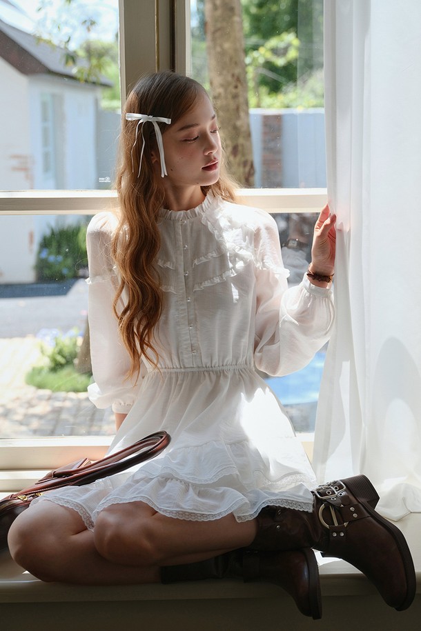 러플 레이어드 화이트 드레스는 여성스러운 분위기를 극대화하는 우아하고 엘레강스한 원피스입니다. 라운드넥에 긴소매, 레귤러핏으로 편안한 착용감을 선사하며, 무지 디자인에 러플 디테일과 레이어드 디자인이 더해져 세련된 느낌을 줍니다. 허리 장식이 더해져 페미닌한 실루엣을 강조하며, 안감이 있어 비침 걱정 없이 착용 가능합니다. 데이트룩, 카페룩, 모임룩 등 다양한 TPO에 맞춰 클래식, 로맨틱, 미니멀 스타일을 연출해보세요.
