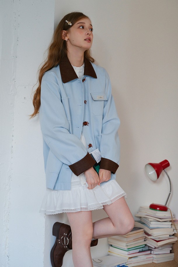 유니크 포켓 재킷은 면과 폴리에스테르 혼방 소재로 제작되어 봄, 여름 시즌에 시원하게 착용하기 좋습니다. 무지 디자인에 레귤러핏으로 제작되었으며, 크롭 기장의 긴 소매로 캐주얼한 스타일을 연출합니다. 버튼 여밈 방식과 포켓 디테일이 특징이며, 데이트룩, 쇼핑룩, 카페룩 등 다양한 TPO에 활용하기 좋습니다. 캐주얼, 미니멀, 클래식 스타일을 즐겨 입는 여성분들께 추천합니다.
