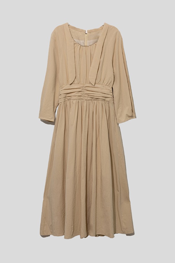 엘레강스 와이드 슬리브 드레스 2컬러는 여성스러운 분위기를 자아내는 롱 원피스입니다. 라운드넥 디자인에 루즈핏으로 편안함을 더했으며, 봄, 여름, 가을 세 계절 모두 활용 가능합니다. 우아한 무드의 A라인 실루엣과 무지 패턴, 긴 소매와 와이드 소매 디자인이 특징입니다. 데이트룩, 모임룩 등 다양한 TPO에 미니멀, 클래식, 로맨틱한 스타일을 연출하기 좋습니다. 화이트 색상으로 어떤 자리에서도 세련된 매력을 뽐낼 수 있습니다.
