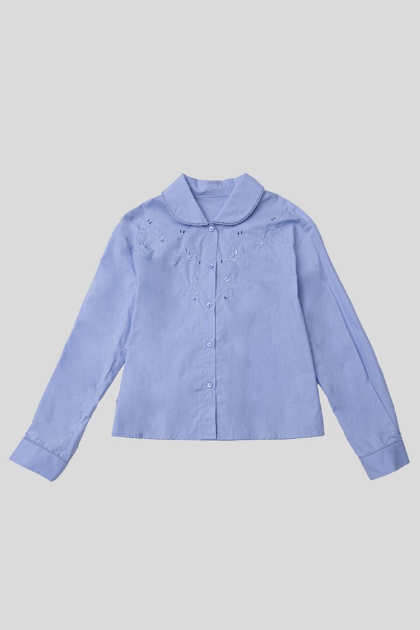 세련된 랩펠(Lapel) 디자인이 돋보이는 엘레강스 셔츠입니다. 오피스룩, 출근룩, 모임룩 등 다양한 TPO에 활용하기 좋으며, 클래식, 미니멀, 시크 스타일을 연출하기에 제격입니다. 차분하고 정돈된 무드로 세련된 분위기를 선사하여 여성스러운 매력을 더욱 돋보이게 합니다. 무지 디자인으로 어떤 하의와도 매치하기 쉬워 활용도가 높습니다. 2가지 색상으로 출시되어, 취향에 맞게 선택하여 스타일링할 수 있습니다.
