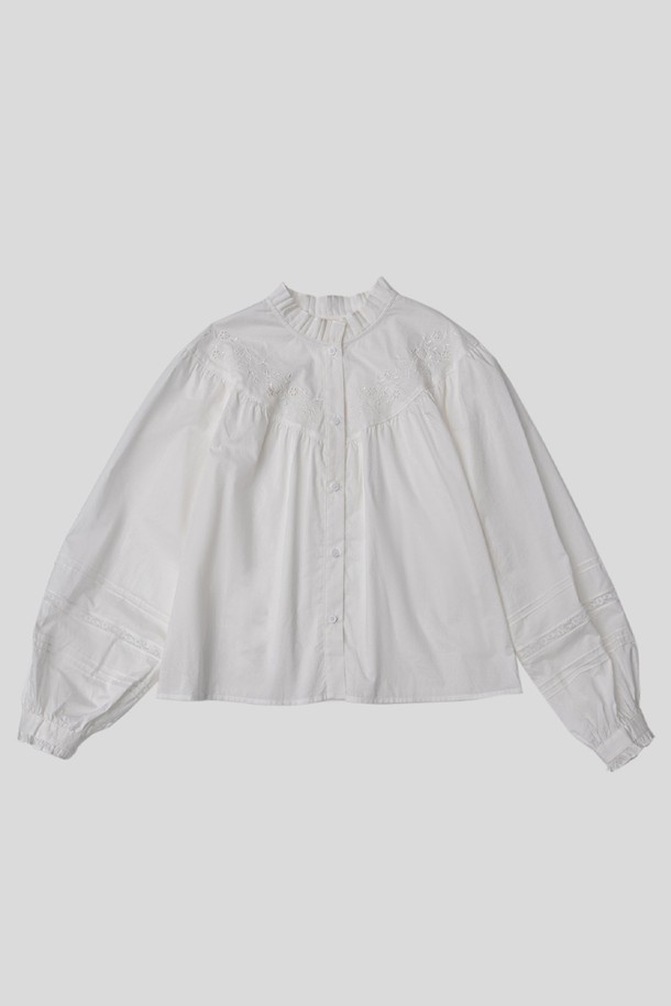 화이트 할로우 패턴 셔츠는 봄, 여름 시즌에 어울리는 여성 상의입니다. 얇은 두께감으로 시원하게 착용 가능하며, 캐주얼하고 미니멀한 스타일을 연출합니다. 할로우(Hollow) 패턴 디테일이 돋보이며, 봄 소풍룩에 포인트를 더해줍니다. 다양한 하의와 매치하여 개성 있는 스타일링을 완성해보세요.
