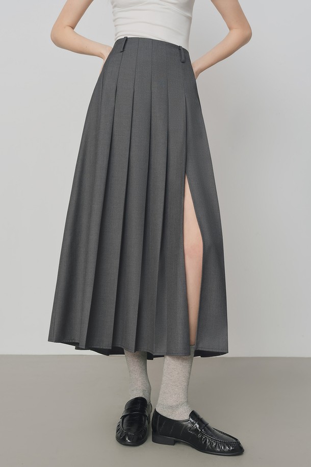 슬릿 플리츠 스커트는 여성용 스커트로, 봄, 가을에 착용하기 좋습니다. 그레이 컬러의 폴리에스터와 비스코스 혼방 소재로 제작되어 클래식하고 베이직한 스타일을 연출합니다. 레귤러 핏의 플리츠 디자인에 슬릿 디테일이 더해져 시크한 무드를 자아내며, 안감이 있어 편안하게 착용할 수 있습니다. 벨트가 포함되어 오피스룩, 출근룩, 모임룩 등 다양한 TPO에 활용 가능하며, 미니멀한 스타일을 선호하는 분들께 추천합니다.
