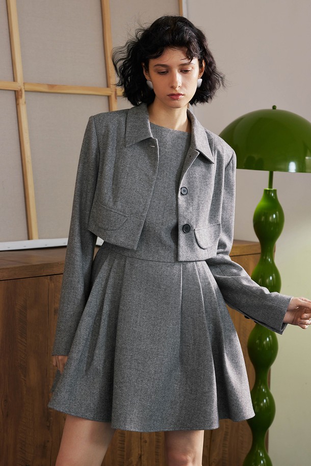 가을 패션의 필수템, 숏 재킷 2컬러입니다. 베이직하고 미니멀한 스타일로, 겨울 데일리룩, 출근룩, 모임룩 등 TPO에 구애받지 않고 활용하기 좋습니다. 부드러운 폴리에스테르와 스판덱스 혼방 소재로 제작되어 편안한 착용감을 선사하며, 도톰한 두께감과 안감으로 보온성을 높였습니다. 베이지, 그레이 두 가지 색상으로 출시되어, 어떤 옷에도 쉽게 매치할 수 있습니다. F/W 컬렉션으로, 시크하고 클래식한 무드를 연출해보세요.
