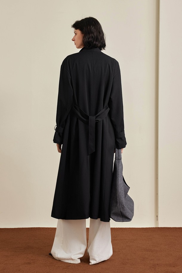 레이스업 루즈 트렌치 코트_2color는 가을과 겨울, 두 계절에 걸쳐 활용 가능한 여성용 아우터입니다. 브라운과 블랙, 두 가지 색상으로 출시되었으며, 롱 기장의 루즈핏 트렌치 코트 디자인입니다. 안감이 있어 보온성을 높였으며, 허리끈으로 허리 라인을 잡아 스타일리시하게 연출할 수 있습니다. 미니멀, 클래식 스타일을 선호하는 분들께 추천하며, 출근룩, 겨울 데일리룩, 오피스룩 등 다양한 TPO에 활용하기 좋습니다. 무지 패턴에 원라인 네크라인으로 시크한 매력을 더했습니다.
