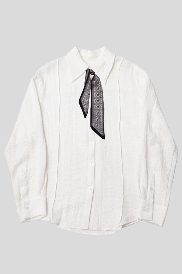 캐주얼 셔츠 앤 스카프 세트_화이트는 여성스러운 실루엣을 강조하는 우아한 스타일의 셔츠입니다. 부드러운 면과 레이온 혼방 소재로 제작되어 봄, 가을에 적합하며, 레귤러 핏과 긴 소매 기장으로 편안하게 착용할 수 있습니다. 비대칭 체크 패턴이 돋보이며, 칼라넥과 얇은 두께감으로 세련된 느낌을 줍니다. 데이트룩, 카페룩, 오피스룩 등 다양한 TPO에 활용 가능하며, 클래식, 미니멀, 걸리시한 스타일을 연출하기 좋습니다. 함께 제공되는 스카프는 더욱 여성스러운 분위기를 더해줍니다.
