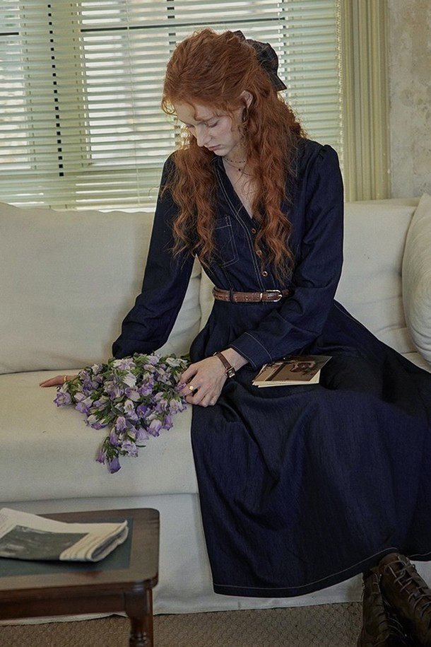 블루 컬러의 데님 셔츠 원피스입니다. 캐주얼, 미니멀, 클래식 스타일을 모두 아우르는 디자인으로, 데이트룩, 여행룩 등 다양한 TPO에 활용하기 좋습니다. 봄, 여름, 가을 세 계절 모두 착용 가능하며, 레귤러핏에 카라 디테일, 긴 소매 기장으로 편안함과 스타일리시함을 동시에 만족시킵니다. 무지 패턴의 데님 소재로 제작되어 유행을 타지 않고 오랫동안 즐겨 입을 수 있습니다. 여성스러운 실루엣을 연출하는 셔츠 원피스입니다.
