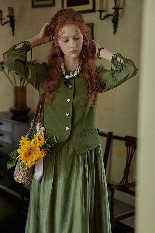 빈티지 느낌을 살린 페이크 투피스 원피스입니다. 여성스러운 실루엣을 연출하며, 클래식하고 레트로한 스타일을 완성합니다. 투피스 디자인으로 세련된 무드를 더해주어 일상 속에서 특별함을 선사합니다. 
