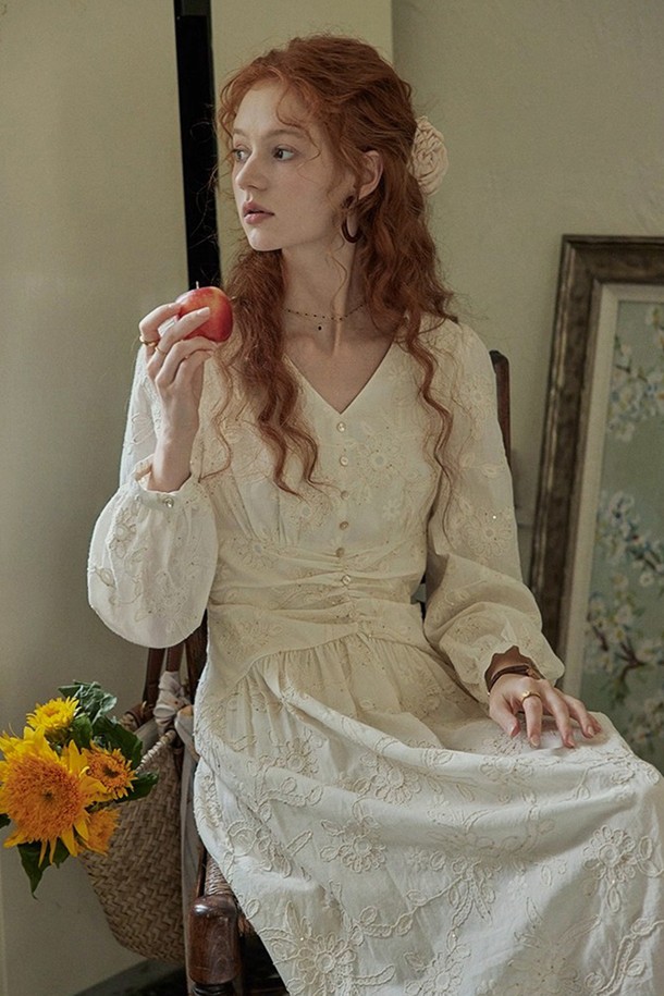 세퀸 자수 셔링 드레스는 화려한 스타일을 연출하고 싶은 여성 고객을 위한 드레스입니다. 파티룩, 연말 모임룩, 모임룩 등 특별한 날에 로맨틱하면서도 클래식하고, 리조트 분위기를 내기 좋습니다. 스팽글과 자수 디테일이 돋보이며, 셔링 디자인으로 여성스러운 실루엣을 강조합니다. 특별한 날, 당신의 아름다움을 더욱 돋보이게 해줄 드레스입니다.
