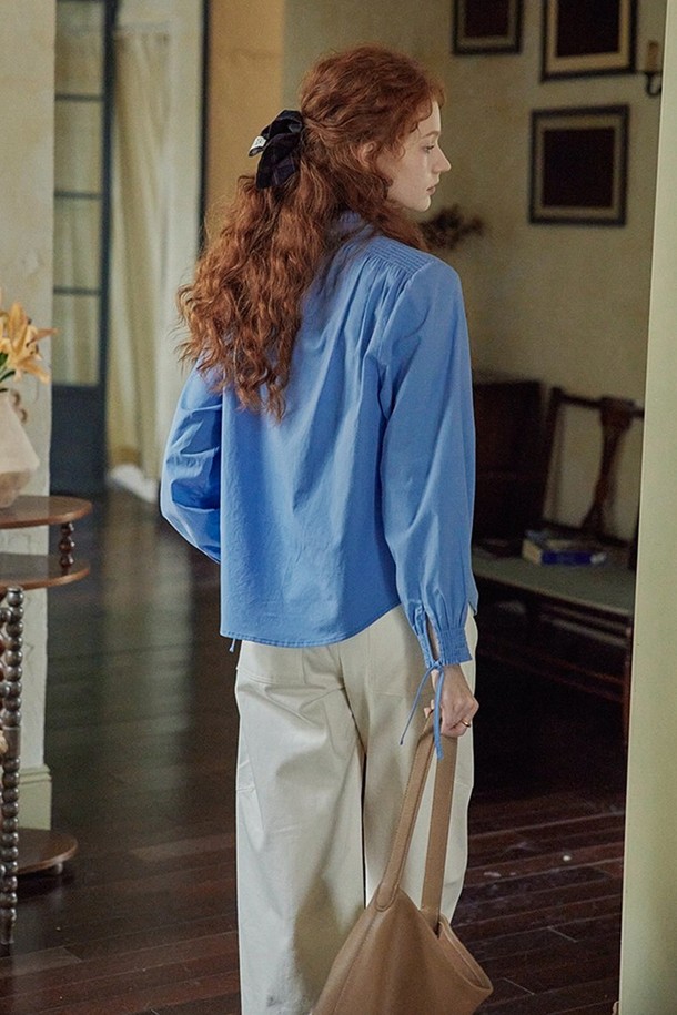 셔링 버튼 블라우스는 여성스러운 실루엣을 연출하는 상의입니다. 오피스룩, 데이트룩, 모임룩 등 다양한 TPO에 활용 가능하며, 클래식, 미니멀, 시크한 스타일을 연출하기 좋습니다. 무지 디자인에 셔링 디테일로 포인트를 주어 세련된 느낌을 더했습니다. 단추 여밈 방식으로 제작되었으며, 어떤 하의와도 쉽게 매치하여 스타일리시한 룩을 완성할 수 있습니다.
