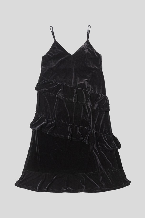 벨벳 멀티 레이어드 슬립 드레스_블랙은 여성 고객을 위한 우아하고 클래식한 무드의 원피스입니다. 부드러운 벨벳과 폴리에스테르 혼방 소재로 제작되어 가을, 겨울 시즌에 따뜻하게 착용할 수 있습니다. A라인 치마핏과 레이어드 디자인, 플라워 패턴이 특징이며, 라운드 넥과 긴 소매가 여성스러운 분위기를 더합니다. 데이트룩, 모임룩, 연말 모임룩 등 특별한 날에 로맨틱하고 미니멀한 스타일을 연출해보세요. 핏은 루즈핏으로 편안하면서도 세련된 실루엣을 선사합니다.
