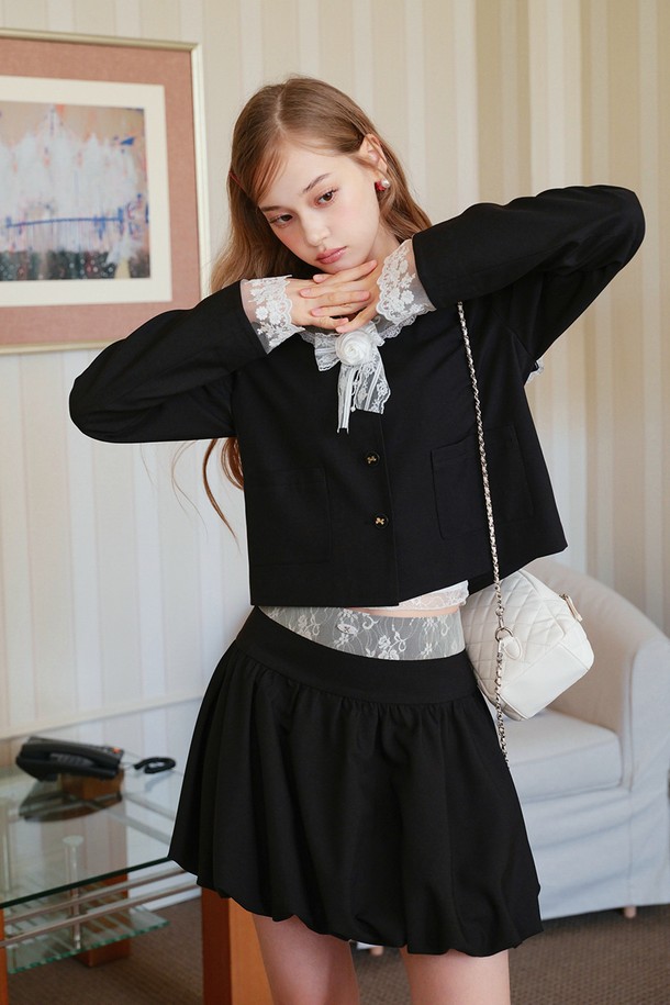 세련된 블랙 레이스 벌룬 스커트입니다. 여성 의류로, 폴리에스테르, 비스코스, 스판덱스 혼방 소재로 제작되어 편안하면서도 우아한 착용감을 선사합니다. 안감이 있어 비침 걱정 없이 착용 가능하며, 벌룬 핏과 레이스 패턴이 어우러져 로맨틱하고 엘레강스한 스타일을 연출합니다. 데이트룩, 모임룩, 파티룩 등 다양한 TPO에 활용할 수 있으며, 클래식, 미니멀, 로맨틱 스타일을 즐겨 입는 분들께 추천합니다. 사계절 내내 활용 가능한 아이템입니다.
