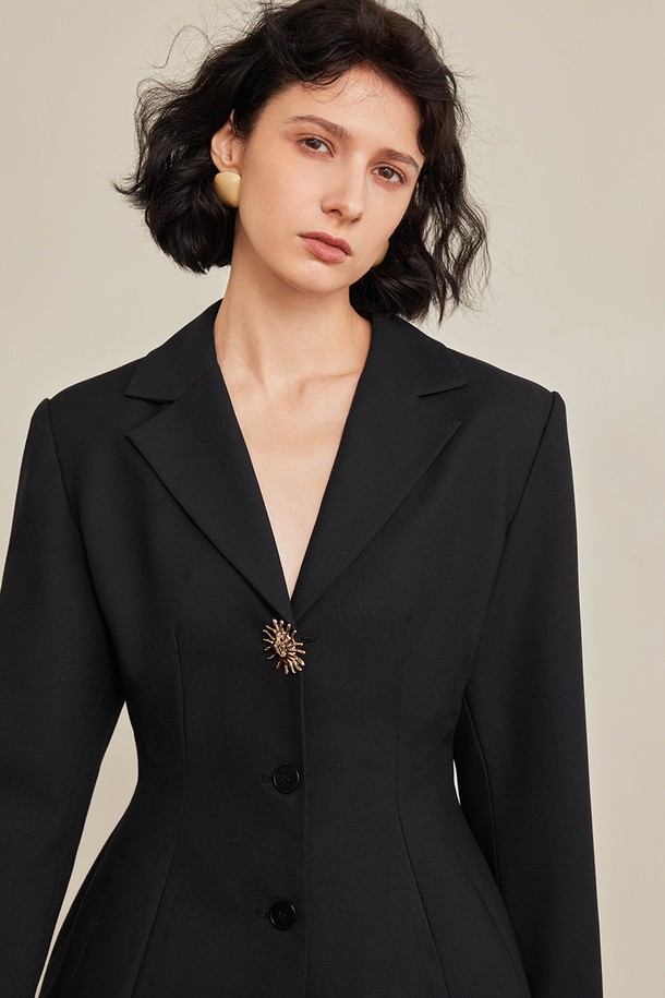 Fall French black jacket (폴 프렌치 블랙 재킷)은 가을, 겨울 시즌 여성들을 위한 아우터, 자켓입니다. 클래식하고 미니멀한 스타일을 추구하며, 블랙 컬러의 무지 디자인으로 시크한 분위기를 연출합니다. 두꺼운 두께감과 안감으로 보온성을 높였으며, 긴 소매와 크롭 기장이 특징입니다. 출근룩, 겨울 데일리룩, 모임룩 등 다양한 TPO에 활용할 수 있는 활용도 높은 재킷입니다. 아크릴, 폴리에스테르, 나일론, 울 혼방 소재로 제작되었습니다. 버튼 여밈 방식의 레귤러 핏으로 편안하게 착용 가능합니다.
