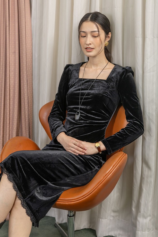 블랙 스퀘어 넥 벨벳 드레스는 여성스러운 실루엣을 연출하는 우아한 원피스입니다. 부드러운 촉감의 벨벳 소재와 슬림핏 디자인이 고급스러움을 더하며, 깊이 있는 블랙 컬러가 세련된 무드를 자아냅니다. 긴 소매와 두꺼운 두께감으로 가을, 겨울 시즌 따뜻하게 착용 가능하며, 안감이 있어 편안한 착용감을 선사합니다. 데이트룩, 모임룩, 연말 모임룩 등 특별한 날, 클래식하고 시크한 스타일을 완성해보세요.
