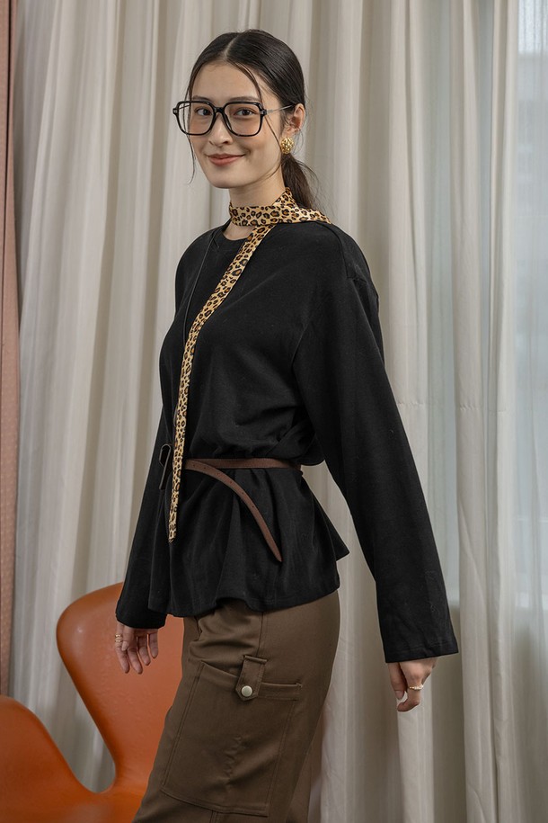 아이보리, 블랙 두 가지 색상으로 만나볼 수 있는 솔리드 블라우스입니다. 부드러운 면과 폴리에스테르 혼방 소재로 제작되어 편안한 착용감을 선사하며, 라운드넥에 긴 소매 기장으로 여성스러운 분위기를 더합니다. 체크 패턴의 타이 세트가 함께 구성되어 클래식하면서도 우아한 스타일을 연출할 수 있습니다. 비대칭 디자인으로 포인트를 주어 데이트룩, 오피스룩, 모임룩 등 다양한 TPO에 활용 가능합니다. 클래식, 미니멀, 로맨틱 스타일을 즐겨 입는 여성분들께 추천합니다.
