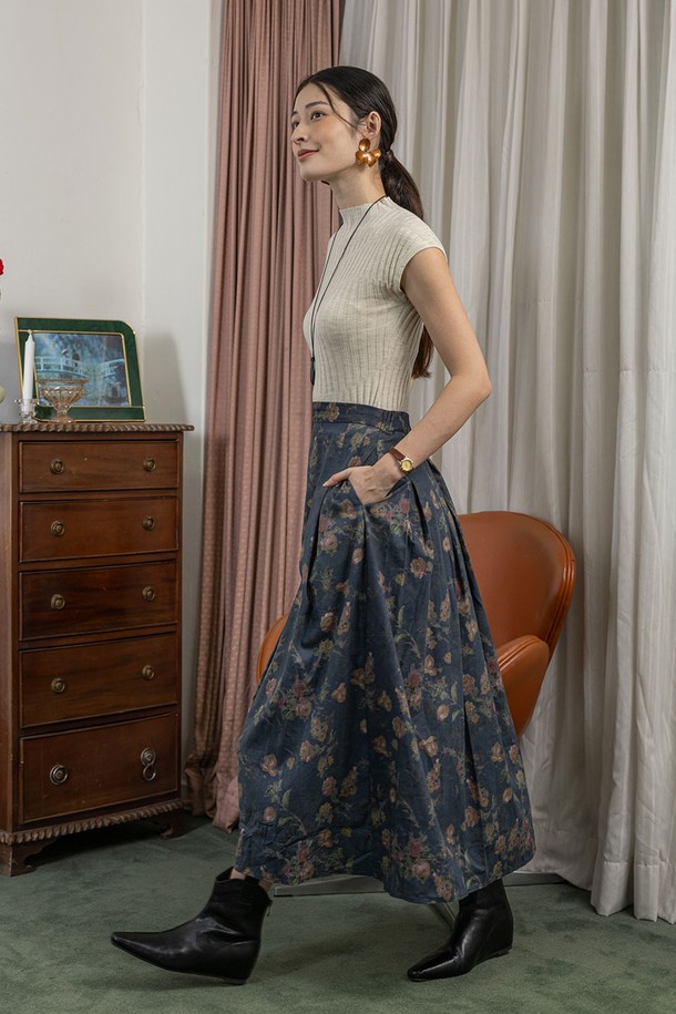 네이비 색상의 미드나잇 플라워 스커트는 클래식하고 우아한 분위기를 연출합니다. A라인 핏의 플레어 스커트로, 체크와 플라워 패턴이 조화롭게 어우러져 로맨틱한 스타일을 완성합니다. 면 소재로 제작되어 편안한 착용감을 제공하며, 가을에 어울리는 맥시 기장의 스커트입니다. 안감이 있어 비침 걱정 없이 데이트룩, 모임룩, 가을 나들이룩 등 다양한 TPO에 활용할 수 있습니다. 비대칭 디자인이 돋보이는 이 스커트는 미니멀하면서도 세련된 스타일을 추구하는 여성분들에게 추천합니다.
