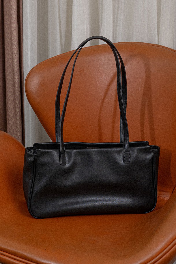 "Classic rectangle bag_2color"는 여성스러운 매력을 강조한 클래식 사각 백입니다. 브라운과 블랙 두 가지 색상으로 제공되며, 폴리우레탄 소재로 제작되어 튼튼합니다. 미디엄 사이즈에 포에틱 플레이드 패턴과 클래식한 라인이 돋보이며, 우아하고 세련된 스타일을 연출합니다. 모임룩, 데이트룩 등 다양한 TPO에 활용 가능하며, 미니멀하고 걸리시한 스타일을 완성해줍니다.
