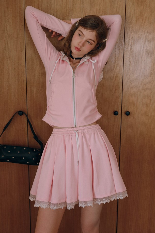 핑크 레이스 셔링 후드 재킷은 여성스러운 스타일을 연출해주는 아우터입니다. 부드러운 면과 폴리에스테르 혼방 소재로 제작되어 편안한 착용감을 선사하며, 얇은 두께감으로 봄, 가을에 적합합니다. 셔링 디테일과 레이스 장식이 우아한 분위기를 더하고, 후드 디자인으로 캐주얼한 느낌도 놓치지 않았습니다. 데이트룩, 로맨틱, 걸리시, 캐주얼 스타일을 즐기는 분들께 추천합니다.
