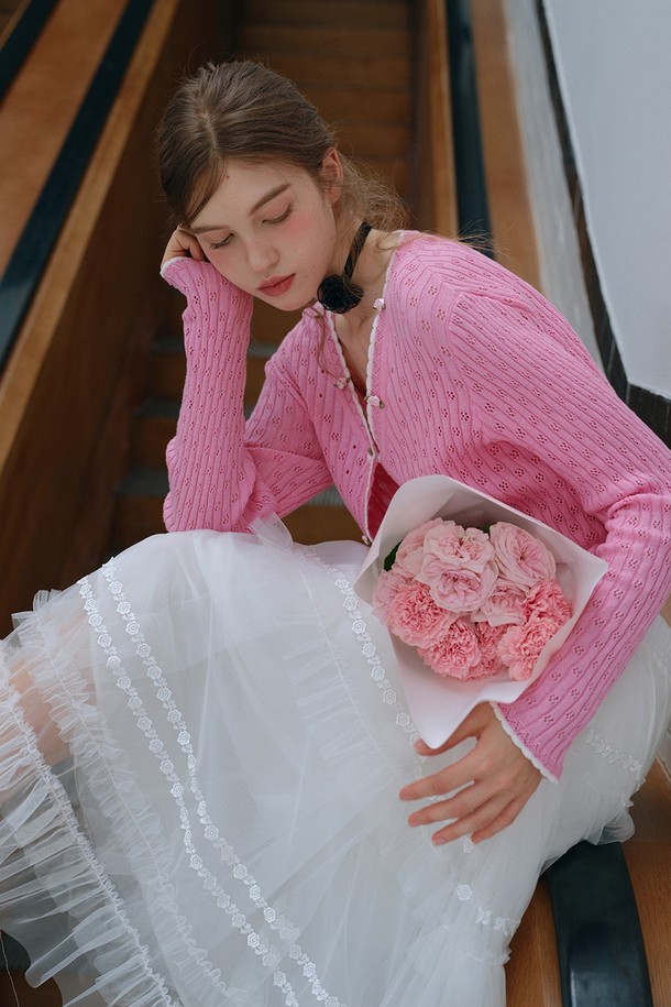 핑크 플라워 니트 가디건은 여성스러운 분위기를 연출하는 봄, 가을 시즌 필수 아이템입니다. 부드러운 면 소재로 제작되어 포근한 착용감을 선사하며, 러플 디테일과 플라워 장식이 여성스러움을 더합니다. 크롭 기장으로 다리가 길어 보이는 효과를 주며, V넥 디자인이 세련된 실루엣을 완성합니다. 데이트룩, 카페룩, 모임룩 등 다양한 TPO에 활용 가능하며, 클래식, 로맨틱, 미니멀 스타일을 즐기는 분들께 추천합니다. 앞면 단추 여밈으로 편안하게 착용할 수 있습니다.
