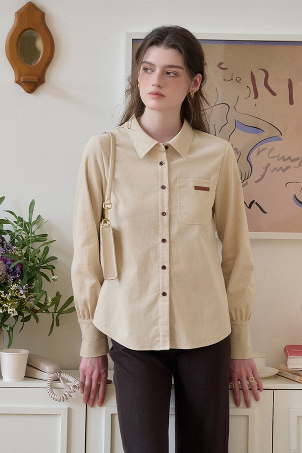 **베르사틸 코듀로이 셔츠_2컬러**는 부드러운 코듀로이와 면 혼방 소재로 제작되어 포근한 착용감을 선사하는 여성용 셔츠입니다. 아이보리, 그린 두 가지 색상으로 출시되었으며, 레귤러 핏에 차이나칼라 디자인으로 캐주얼하면서도 클래식한 무드를 연출합니다. 가을, 겨울 시즌에 적합하며, 두꺼운 두께감으로 따뜻하게 입을 수 있습니다. 베이직하고 미니멀한 스타일로, 가을 나들이룩이나 겨울 데일리룩에 활용하기 좋습니다. 긴 소매와 버튼다운 디테일이 특징입니다.
