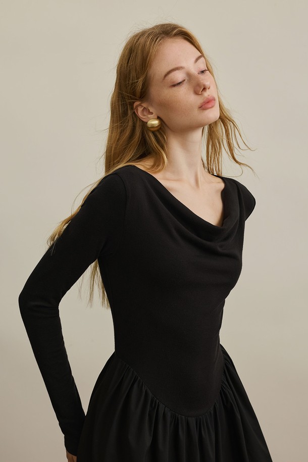 프렌치 엘레강스 웨이스트 드레스는 가을과 겨울에 어울리는 여성 의류입니다. 블랙 컬러의 울, 나일론, 레이온, 앙고라 혼방 소재로 제작되어 부드러운 촉감을 선사합니다. 허리 라인을 강조하는 A라인 핏과 스퀘어넥 디자인이 특징이며, 플레어 스커트와 미디 기장으로 우아한 분위기를 연출합니다. 긴 소매와 두꺼운 두께감으로 따뜻함을 더하며, 안감이 있어 편안하게 착용할 수 있습니다. 데이트룩, 모임룩, 연말 모임룩 등 다양한 TPO에 클래식, 미니멀, 로맨틱 스타일을 더해 특별한 날을 완성해보세요.
