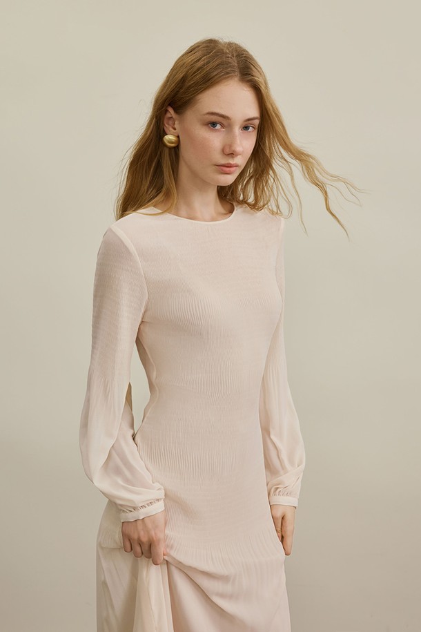 아이보리 퍼프 슬리브 슬림 드레스는 우아하고 클래식한 분위기를 연출하는 여성 슬림 원피스입니다. 부드러운 폴리에스터 소재로 제작되어 편안한 착용감을 선사하며, 가을, 겨울 시즌에 적합합니다. 라운드넥 디자인과 긴소매, 맥시 기장으로 디자인되었으며, 퍼프 소매 디테일이 특징입니다. 안감이 있어 비침 걱정 없이 착용 가능하며, 데이트룩, 모임룩, 겨울 데일리룩으로 활용하기 좋습니다. 미니멀하면서도 세련된 스타일을 연출할 수 있는 아이보리 컬러의 무지 원피스입니다.
