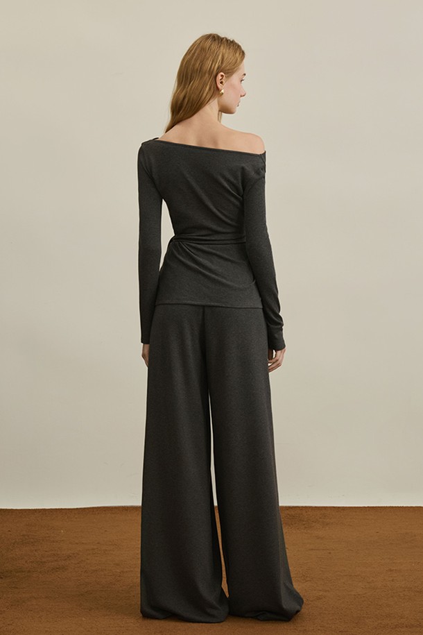 세련된 무드의 여성 하이웨스트 팬츠입니다. 차콜 컬러의 긴 기장 와이드 핏으로, 가을과 겨울에 따뜻하고 스타일리시하게 연출할 수 있습니다. 베이직하고 클래식한 디자인으로 출근룩, 오피스룩, 겨울 데일리룩 등 다양한 TPO에 활용하기 좋습니다. 폴리에스테르, 면, 레이온, 스판덱스 혼방 소재로 제작되어 편안한 착용감을 선사합니다. 허리 밴딩 디테일로 편안함과 실용성을 더한 미니멀하고 시크한 하이웨스트 팬츠입니다.
