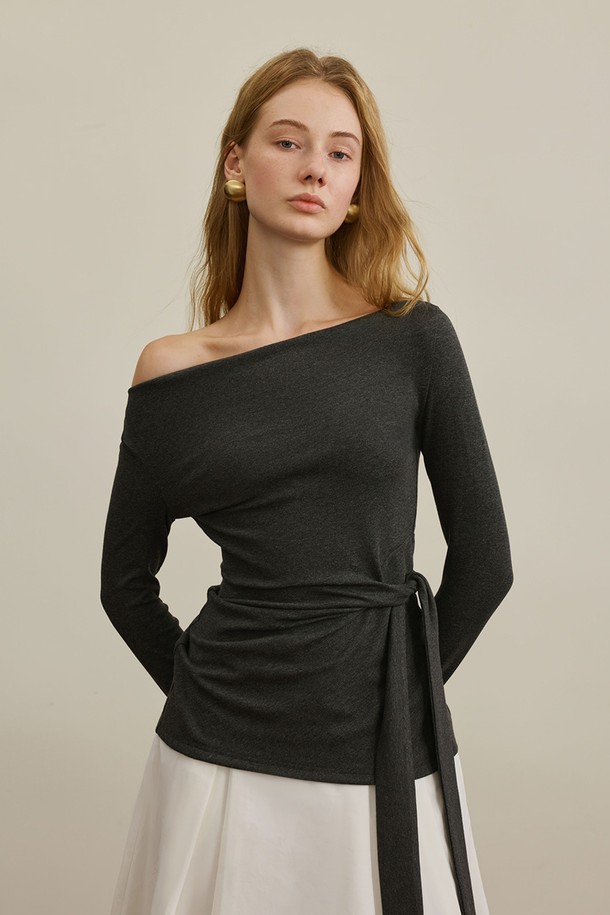 세련된 무드의 원숄더 니트 탑입니다. 차콜 컬러의 슬림핏으로, 가을과 겨울에 어울리는 얇고 부드러운 촉감의 긴소매 니트입니다. 폴리에스테르, 면, 라이오셀, 스판덱스 혼방 소재로 제작되어 편안한 착용감을 선사합니다. 미니멀하고 베이직한 디자인으로 데이트룩, 겨울 데일리룩 등 다양한 스타일 연출이 가능하며, 허리 조절이 가능하여 더욱 돋보이는 실루엣을 완성합니다. 미니멀, 클래식, 시크 스타일을 즐겨 입는 여성분들께 추천합니다.
