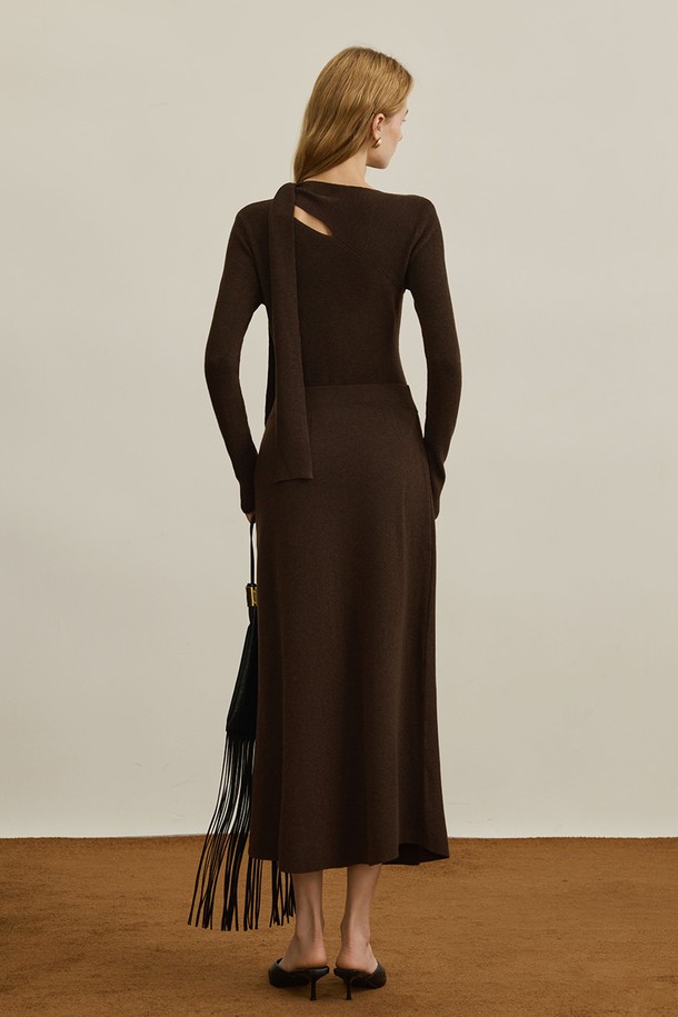 "Cut-out streamer knitted skirt"는 가을, 겨울 시즌에 어울리는 여성용 롱스커트입니다. 부드러운 촉감과 두꺼운 두께감으로 따뜻함을 더하며, 미니멀한 스타일을 연출합니다. A라인 핏과 루즈핏으로 편안한 착용감을 제공하며, 밴딩 허리로 허리 라인을 잡아줍니다. 브라운 컬러의 니트 패턴이 돋보이며, "Cut-out scarf collar knitted top"과 세트 착용하여 더욱 세련된 스타일을 완성할 수 있습니다. 데이트룩, 겨울 데일리룩, 모임룩 등 다양한 TPO에 맞춰 미니멀, 클래식, 시크한 스타일을 연출해보세요.
