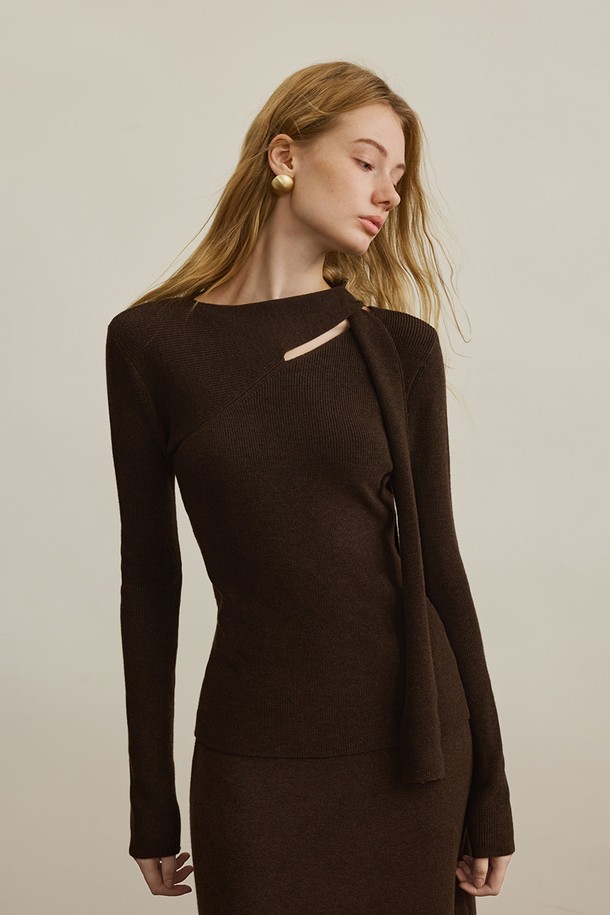 컷아웃 스카프 칼라 니트 탑은 가을, 겨울 시즌에 어울리는 여성 상의입니다. 브라운 컬러의 이 제품은 아크릴, 폴리에스테르, 나일론, 울 혼방 소재로 제작되어 부드러운 촉감을 자랑합니다. 레귤러 핏에 긴 소매 기장, 두꺼운 두께감으로 포근함을 더하며, 미니멀하고 클래식한 스타일을 연출합니다. 스카프 칼라와 컷아웃 디테일이 특징이며, 데이트룩, 카페룩, 겨울 데일리룩 등 다양한 TPO에 시크하게 활용할 수 있습니다.
