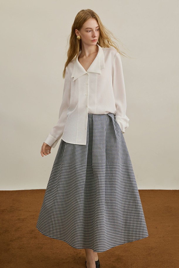 네이비 컬러의 Commuter 깅엄 체크 스커트입니다. 레이온, 폴리에스터, 린넨, 아크릴 혼방 소재로 제작되어 가을, 겨울에 적합하며, 클래식한 스타일을 연출합니다. A라인 플레어 디자인으로, 안감이 있어 편안하게 착용할 수 있으며, 뒷지퍼 디테일과 이너 라이닝으로 마감되었습니다. 오피스룩, 출근룩, 모임룩 등 다양한 TPO에 맞춰 클래식하고 미니멀하게 코디할 수 있습니다.
